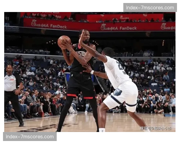 现场花絮：马刺文班亚马赛前与火箭新秀交流低位脚步