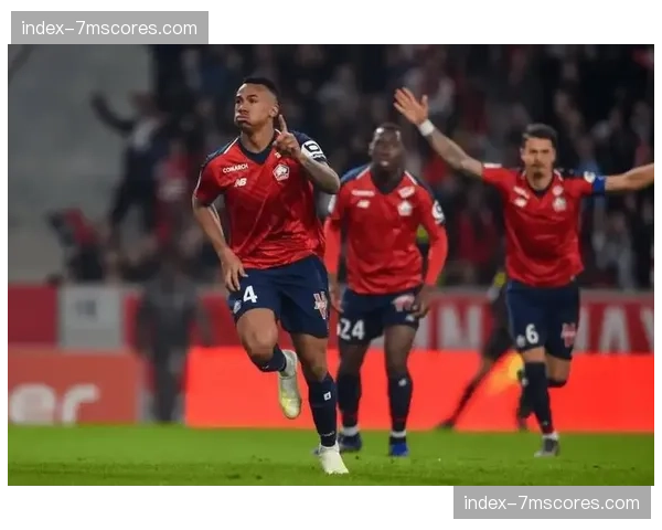 里昂4-2欧塞尔，主队前锋线状态火热，但防守端失误送礼两球